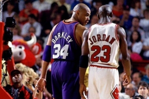 巴克利：乔丹在低位防不住我&他太小 这话我和他说过无数遍了