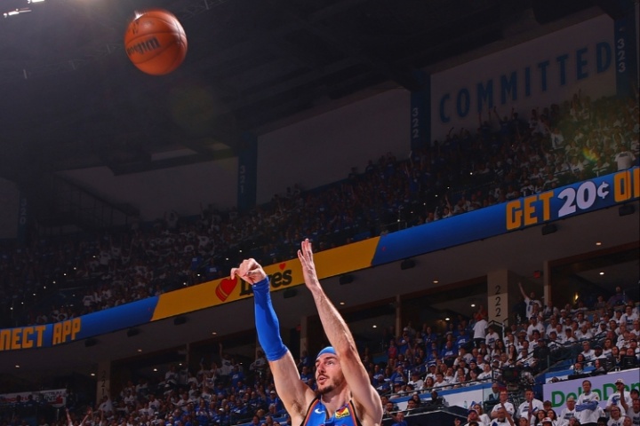 这都赢了👀雷霆全场仅投进3记三分 多特&卡鲁索&SGA一人一个~