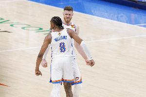 哈滕：杰伦威太出色了 他场上场下都很棒 我们非常信任他