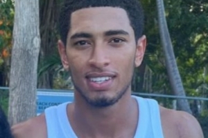 上个月接受手术，贝林厄姆近期照片左肩疤痕明显