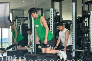 美记：杨瀚森翻译Chris也兼任体能师&康复治疗师 已经跟他五年了