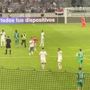 宠粉！球迷冲入场内找姆巴佩自拍，姆总拦住保安满足合影