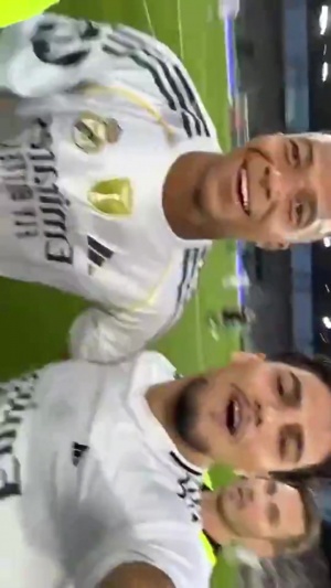 有点懵但很配合！球迷晒第一视角与姆总自拍，姆总微笑配合🤣