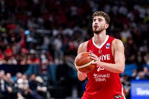 防守大闸！申京首节3中1得3分1助但送出3帽 2次犯规是隐患