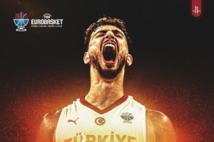 全村的骄傲！火箭官方发布海报 祝贺申京入选欧锦赛最佳阵容一阵