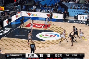 防守进步不少！申京各种积极防守 连续送出火锅大帽！