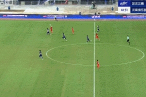 差点3-0！阿奇姆彭门前绝佳良机踢飞，队友蹲地惋惜