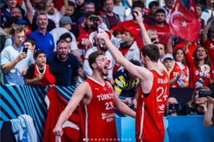 申京争议社媒被挖：影射士麦那焚烧事件 超5万希腊人遭屠杀