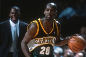 手套佩顿谈心目中最佳先发：自己+科比+乔丹+坎普+张伯伦