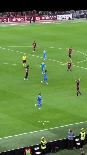 🎥仰天长啸！10人米兰守住胜果，魔笛哨响后跪地振臂+拥抱众人