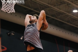 激烈对抗！火箭队内训练：申京过谢泼德转身暴扣 小贾迎扣两人