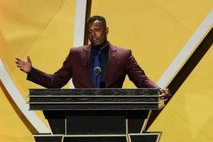 皮尔斯：有女孩用手机查队里每个人的薪资 专挑中后段的球员下手