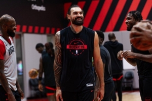 氛围轻松！火箭官方晒训练照：亚当斯&谢泼德&申京喜笑颜开