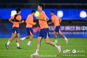 山东泰山队进行赛前踩场训练，积极备战明天与浙江的中超联赛