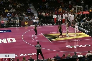 细啊太细了！巴恩斯提醒巴雷特NBA杯有净胜分 后者随即扣个空篮