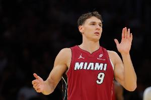 小克雷格·波特反击扛着人硬上 拉松斜刺杀出左手排球大帽！