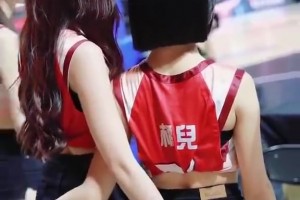 摄影师真坏！啦啦队场下互相吃豆腐都被拍进来啦😂