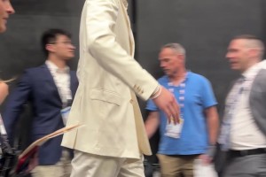 肤色差距最大！杨瀚森和马卢阿奇拥抱，两人都是富保罗旗下球员！