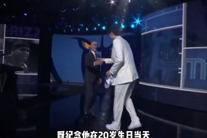 杨瀚森新赛季身披16号球衣 该球衣当地销售异常火爆！