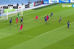 韩国球员李昊宰凌空侧钩，日本门将神级扑救力保 球门不失
