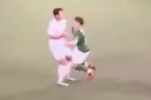 滚出J联赛！J联赛韩国外援吴世勋恶意飞膝惹怒日本球迷😡