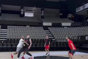 师傅你也是后卫？申京和火箭训练师打磨控球和突破技术😂