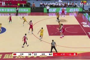 这身体天赋无敌了！王俊杰失误后，回防送出排球大帽将功补过