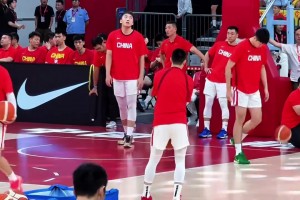 胡明轩新招式，网友都在讨论是否走步😂你怎么看？