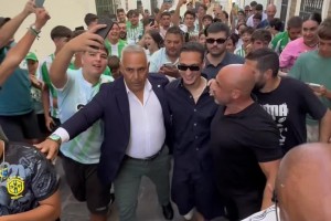 堪比国内顶流明星出街！安东尼深受贝蒂斯球迷喜爱 😍