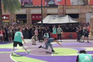 太狠了！郭艾伦此前和徐静雨1v1，直接晃得徐静雨飞出去了...🤣