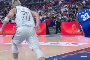 库兹马对王哲林还是太心软了！晃飞了之后居然没出手，传了出去！