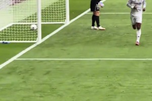 感情好😂居莱尔进球后，姆巴佩与贝林厄姆跑向助攻的维尼修斯