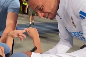 皇马球员为阿拉木图小球迷签名，原来姆总一直用左手写字🧐