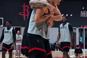 老弟给点面子！申京隔扣&颜射亚当斯 被海王锁喉“裸绞”🤣