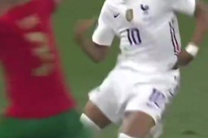 姆巴佩1v1单挑佩佩，没想到被一招化解😱