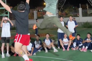 偶像乔丹！这位小哥1v1打球有多强？